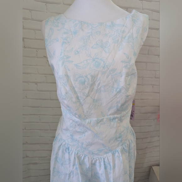 NWT Chic White and Blue Floral  Dress - Picture 3 of 7